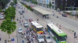 Năm 2030, Hà Nội hạn chế xe máy, lộ trình nào cho vận tải khách công cộng?