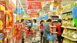 Tiểu thương và siêu thị chuẩn bị hàng Tết Nguyên đán 2024