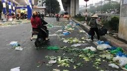 Hà Nội: Ô nhiễm nước thải, rác nilon tại chợ cóc phố Cầu Mới