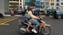 Đội mũ bảo hiểm: Người lớn đối phó, con trẻ bị lãng quên
