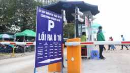 Chở khách đi du xuân: Niềm vui và lo lắng khi tìm chỗ đỗ xe