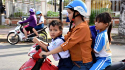 Tự giác đội mũ bảo hiểm bắt đầu từ chính... chiếc mũ