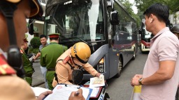 CSGT xử lý nghiêm xe khách dừng đỗ trong phố cổ