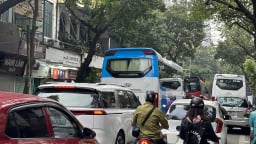 Gần cuối năm, phố cổ Hà Nội ngột ngạt vì tắc đường