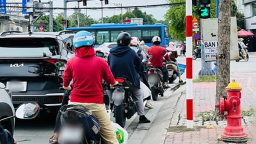 Dừng đèn đỏ chắn lối rẽ phải: Có trường hợp bị phạt 22 triệu đồng, trừ 10 điểm GPLX