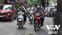 CSGT Hà Nội lập chốt, xử lý 'xe máy leo vỉa hè”