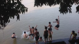 Nắng nóng đầu hè, người Hà Nội rủ nhau tắm sông