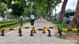 Hà Nội: Barie đường Lê Duẩn ngăn xe máy, chặn luôn cả người khuyết tật