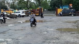 Đường nối vành đai 2.5 dang dở: Rác thải chất đống, ổ gà chằng chịt