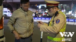 Chờ cấp lại GPLX, có được lái xe trên đường?