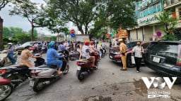 Xén vỉa hè, xem xét di dời bãi xe để “giải cứu” đường Nguyễn Ngọc Vũ