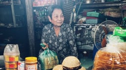 Ghé chợ Bà Hoa, nghe vị miền Trung giữa Sài Gòn thơm thảo