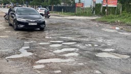 Khổ sở vì “ma trận ổ gà” trên đường Lò Lu