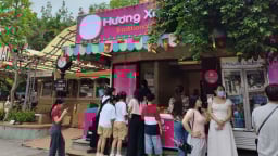 Ăn kem đứng ở Hà Nội