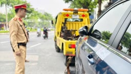 Đường Võ Chí Công sau phân làn: Lòng đường bị lấn chiếm, phương tiện gặp khó khi qua các nút giao