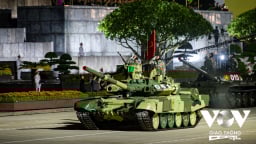 Xe tăng, khí tài hợp luyện cho A80 lần thứ nhất tại Quảng trường Ba Đình