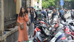 Toàn cảnh dịch vụ trông giữ xe trên vỉa hè, lòng đường