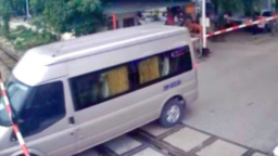 Tước GPLX tài xế xe khách vượt chắn tàu, gây hỏng cần barie