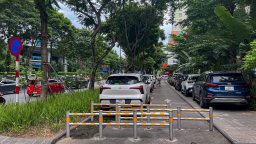 Đã được rào chắn, vỉa hè phố Huỳnh Thúc Kháng vẫn biến thành nơi đỗ xe