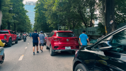 Phố Hoàng Ngân (Hà Nội): Người đi bộ dưới lòng đường, 'nhường' vỉa hè cho ô tô  và hàng nước