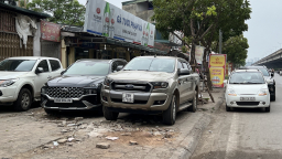 Vỉa hè đường Nguyễn Xiển nát tươm, xuống cấp trầm trọng