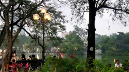 Những cột đèn điện đầu tiên ở bờ Hồ