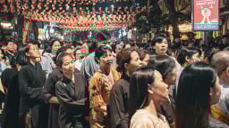 Người dân xếp hàng xuyên đêm chờ chiêm bái xá lợi Phật