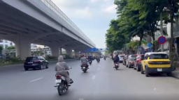 Đường Phạm Văn Đồng (Hà Nội) sau 2 tuần phân luồng: Vẫn lộn xộn khi vắng CSGT