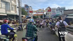 Thấp thỏm chợ cóc