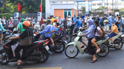 Mua mũ bảo hiểm cho con, tránh CSGT hay vì an toàn của trẻ?