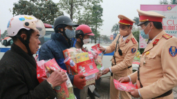 CSGT hỗ trợ người dân về quê đón Tết