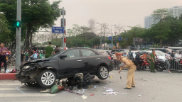 Hà Nội: Ô tô tông liên hoàn 17 xe máy khiến nhiều người nhập viện