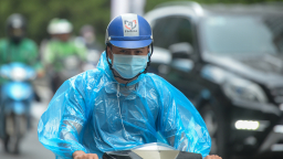 Hà Nội giảm nhiệt sâu, người dân trùm áo mưa tránh rét