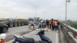 Người đi xe máy tử vong sau va chạm trên cầu Thanh Trì