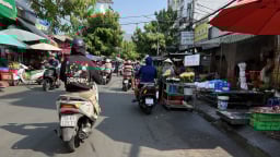 Bát nháo “chợ chạy” giữa đường Phạm Văn Bạch