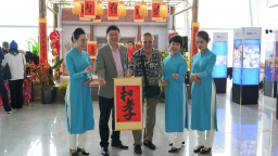 Hành khách được thầy đồ tặng chữ thư pháp tại sân bay Nội Bài