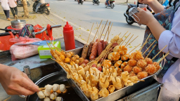 Quà vặt cổng trường: Lẽ nào không ai quản?
