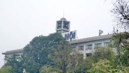 Ra bờ Hồ xem giờ