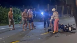 Xe máy đối đầu trong đêm, 2 người thương vong