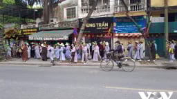 Dòng người đổ về chùa Quán Sứ trước giờ rước Xá lợi Đức Phật