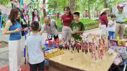 Tò he, nhịp cầu văn hóa dân gian níu bước người qua phố