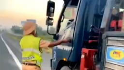 CSGT đưa tài xế bị đột quỵ trên cao tốc đi cấp cứu kịp thời