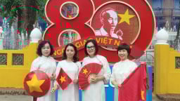 Náo nức mùa cờ đỏ bên Lăng Bác