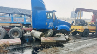 Xe container tông dải phân cách, QL1 ùn tắc nhiều giờ