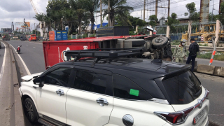 Xe tải lật nhào, hàng ngàn phương tiện “phơi nắng” trên QL1