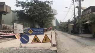 Sửa đường thế nào để hạn chế ùn tắc, bụi bặm?
