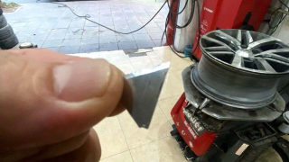 Thực hư “đinh tặc” trên cầu Thanh Trì khiến nhiều xe thủng lốp