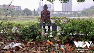 Rác thải ngổn ngang ở công viên Mai Dịch