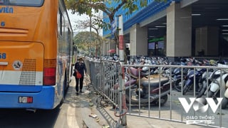 Các bãi giữ xe ở ga tàu điện, đừng cản trở người đi bộ