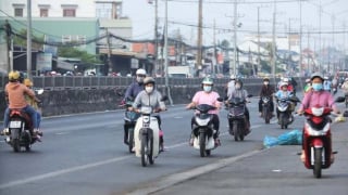 Bất chấp nguy hiểm, xe máy vô tư ngược chiều trên Quốc lộ 1